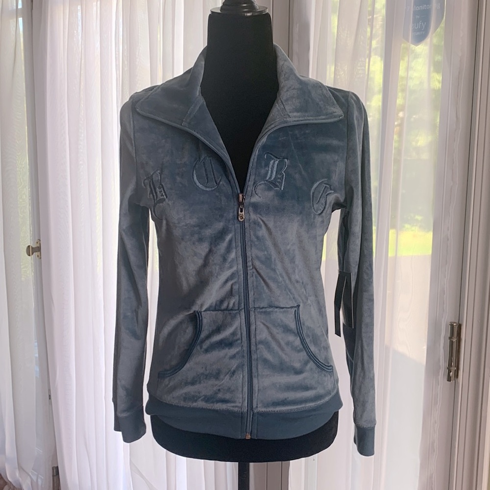New with tags BCBG MAXAZRIA fleece with pockets in Blue Fog color size Small.